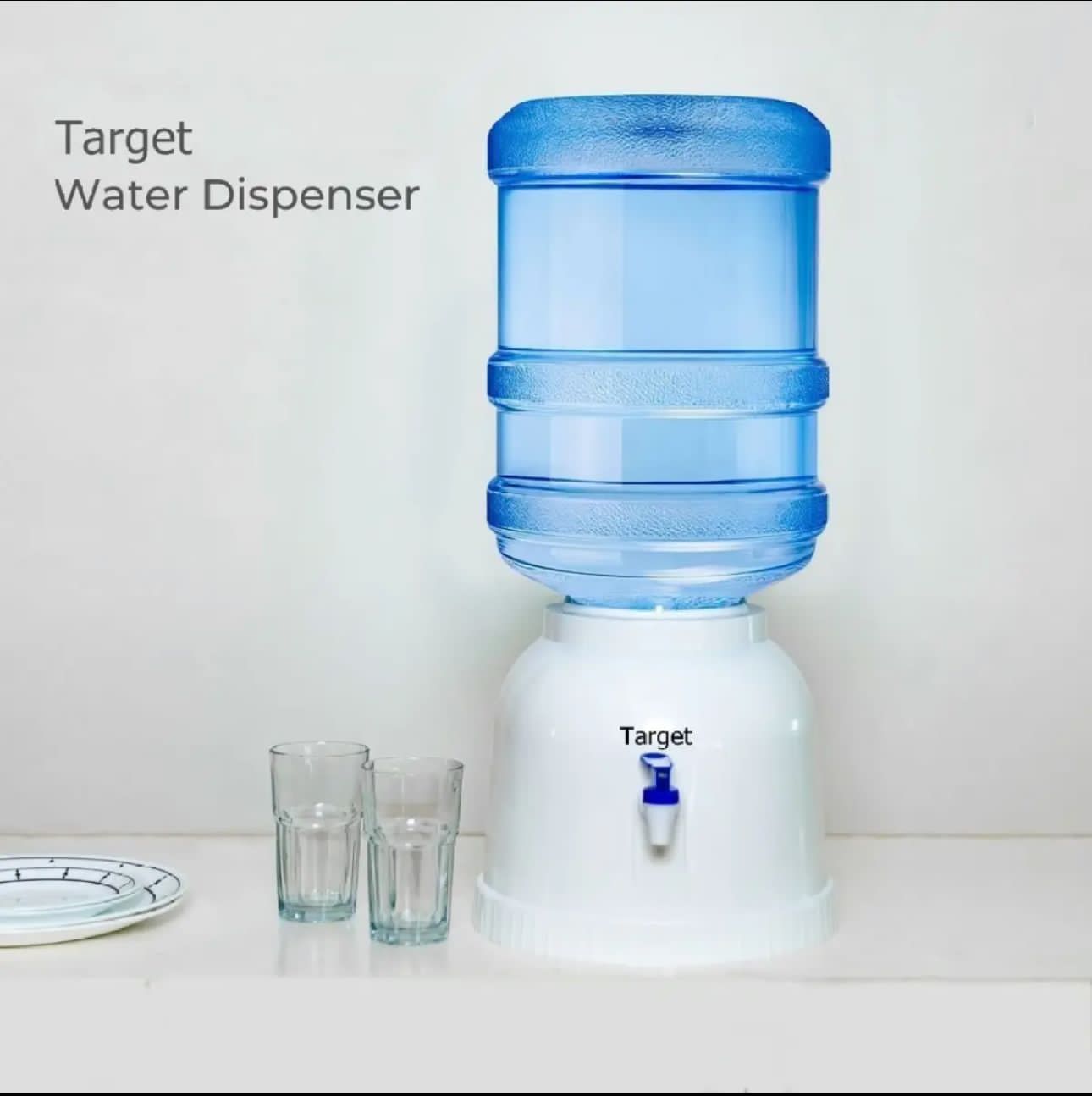 Table top water dispenser