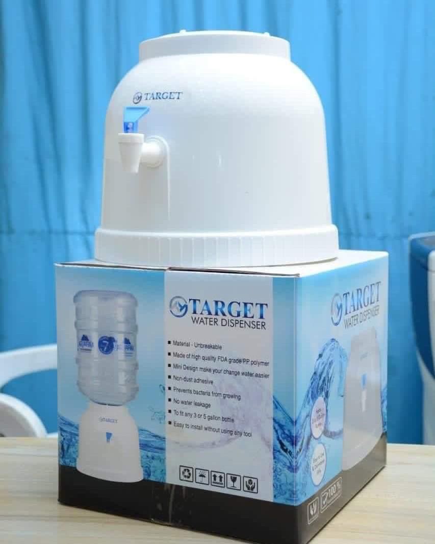 Table top water dispenser