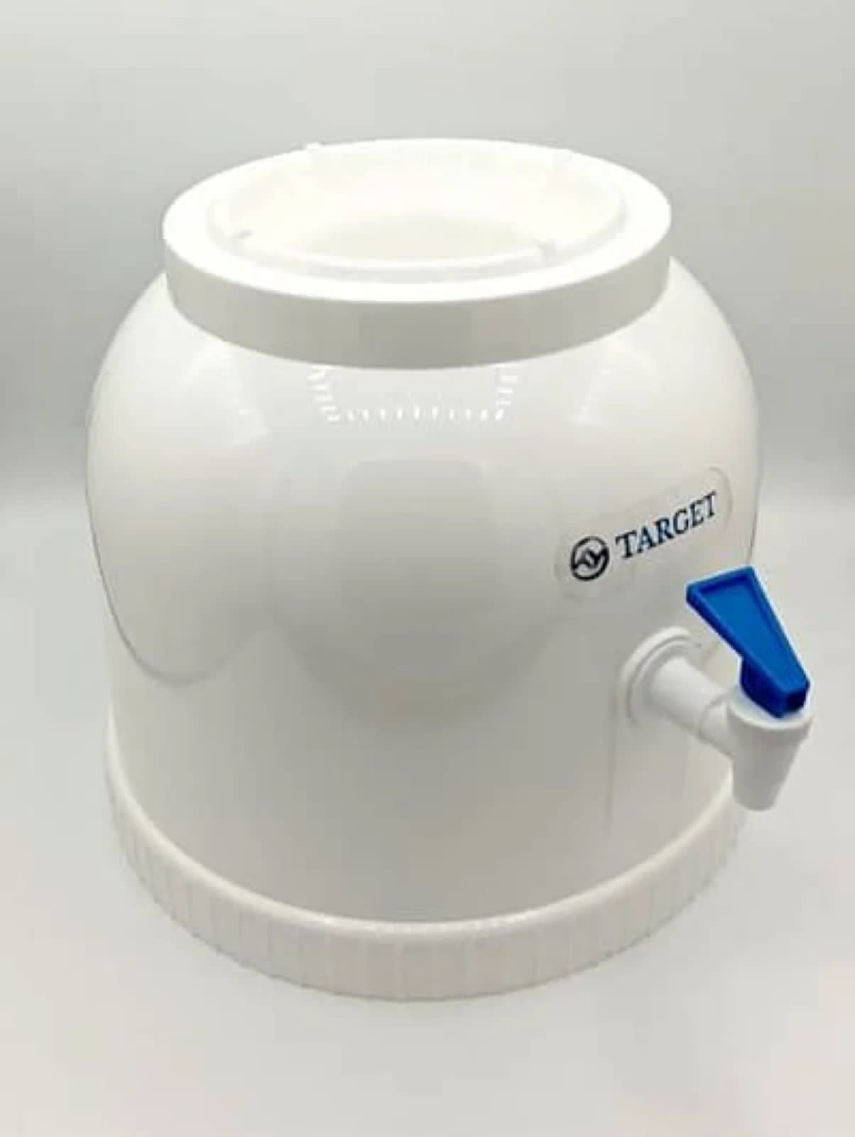 Table top water dispenser